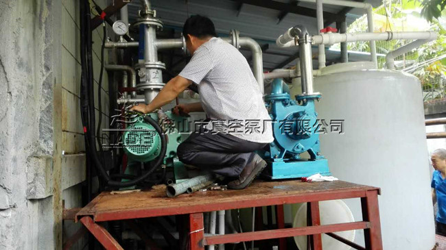 （圖為：佛山市真空泵廠有限公司服務(wù)部 袁工在客戶現(xiàn)場(chǎng)指導(dǎo)“碳化硅鍍膜工藝”真空機(jī)組調(diào)試運(yùn)行、操作）